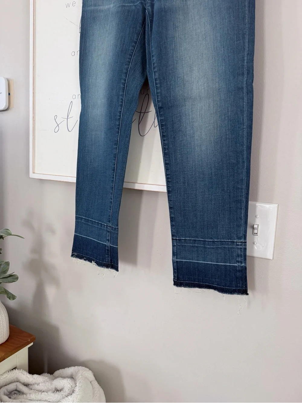 Michael KORS Raw Hem Edge Two Tone Cropped Denim Blue Jeans Distressed Size 2